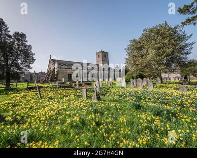 Das Bild zeigt die Kirche St. Mary's aus dem 10. Jahrhundert in der südkumbrischen Stadt Kirkby Lonsdale, die häufig für Filmdramen und Fernsehserien verwendet wird Stockfoto