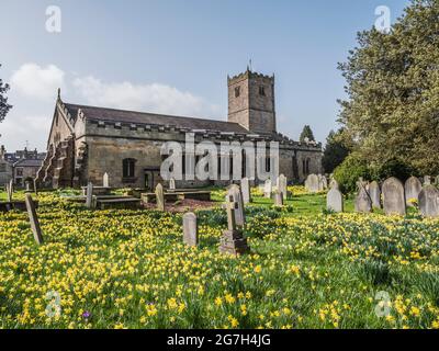Das Bild zeigt die Kirche St. Mary's aus dem 10. Jahrhundert in der südkumbrischen Stadt Kirkby Lonsdale, die häufig für Filmdramen und Fernsehserien verwendet wird Stockfoto