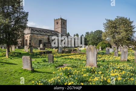 Das Bild zeigt die Kirche St. Mary's aus dem 10. Jahrhundert in der südkumbrischen Stadt Kirkby Lonsdale, die häufig für Filmdramen und Fernsehserien verwendet wird Stockfoto