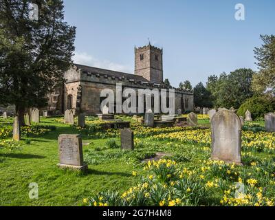 Das Bild zeigt die Kirche St. Mary's aus dem 10. Jahrhundert in der südkumbrischen Stadt Kirkby Lonsdale, die häufig für Filmdramen und Fernsehserien verwendet wird Stockfoto