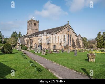 Das Bild zeigt die Kirche St. Mary's aus dem 10. Jahrhundert in der südkumbrischen Stadt Kirkby Lonsdale, die häufig für Filmdramen und Fernsehserien verwendet wird Stockfoto