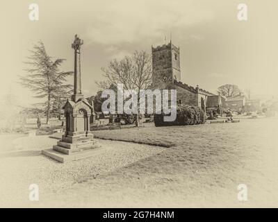 Das Bild zeigt die Kirche St. Mary's aus dem 10. Jahrhundert in der südkumbrischen Stadt Kirkby Lonsdale, die häufig für Filmdramen und Fernsehserien verwendet wird Stockfoto