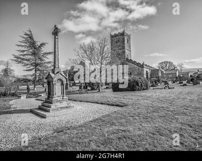 Das Bild zeigt die Kirche St. Mary's aus dem 10. Jahrhundert in der südkumbrischen Stadt Kirkby Lonsdale, die häufig für Filmdramen und Fernsehserien verwendet wird Stockfoto