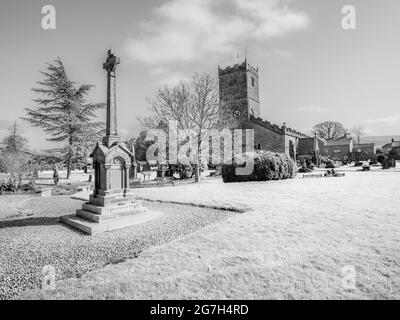 Das Bild zeigt die Kirche St. Mary's aus dem 10. Jahrhundert in der südkumbrischen Stadt Kirkby Lonsdale, die häufig für Filmdramen und Fernsehserien verwendet wird Stockfoto