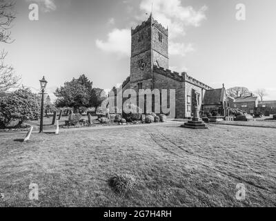Das Bild zeigt die Kirche St. Mary's aus dem 10. Jahrhundert in der südkumbrischen Stadt Kirkby Lonsdale, die häufig für Filmdramen und Fernsehserien verwendet wird Stockfoto