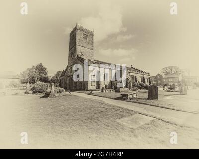 Das Bild zeigt die Kirche St. Mary's aus dem 10. Jahrhundert in der südkumbrischen Stadt Kirkby Lonsdale, die häufig für Filmdramen und Fernsehserien verwendet wird Stockfoto