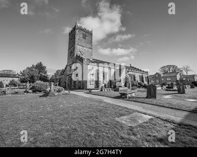 Das Bild zeigt die Kirche St. Mary's aus dem 10. Jahrhundert in der südkumbrischen Stadt Kirkby Lonsdale, die häufig für Filmdramen und Fernsehserien verwendet wird Stockfoto