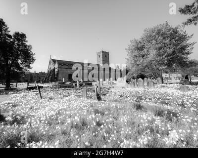 Das Bild zeigt die Kirche St. Mary's aus dem 10. Jahrhundert in der südkumbrischen Stadt Kirkby Lonsdale, die häufig für Filmdramen und Fernsehserien verwendet wird Stockfoto