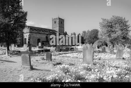 Das Bild zeigt die Kirche St. Mary's aus dem 10. Jahrhundert in der südkumbrischen Stadt Kirkby Lonsdale, die häufig für Filmdramen und Fernsehserien verwendet wird Stockfoto