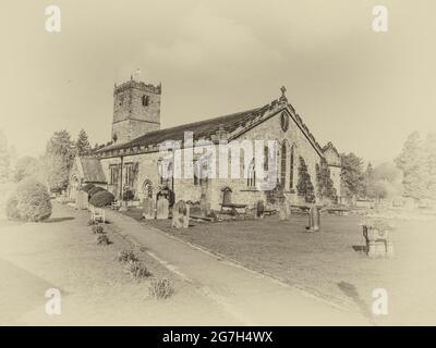 Das Bild zeigt die Kirche St. Mary's aus dem 10. Jahrhundert in der südkumbrischen Stadt Kirkby Lonsdale, die häufig für Filmdramen und Fernsehserien verwendet wird Stockfoto
