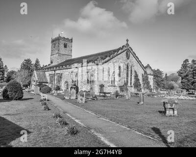 Das Bild zeigt die Kirche St. Mary's aus dem 10. Jahrhundert in der südkumbrischen Stadt Kirkby Lonsdale, die häufig für Filmdramen und Fernsehserien verwendet wird Stockfoto