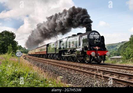 Settle, North Yorkshire, 14/07/2021, Dampflokomotive 'Royal Scot' klettert die steile Steigung auf der Settle-Carlisle-Eisenbahnlinie mit 'The Fellsman', einem 300 Meilen langen Rückkehrangebot, das von Saphos-Zügen von Crewe nach Carlisle geleitet wird. Gesehen hier bei Langcliffe, nahe Settle. Quelle: John Bentley/Alamy Live News Stockfoto