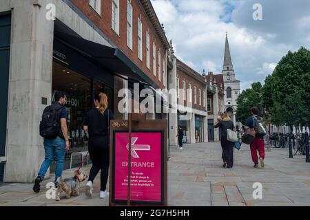 London - 2021. Juni: Brushfields Street außerhalb des Spitalfields-Marktes. Ein trendiger Markt mit Kleidung und Lebensmitteleinzelhändlern in Shoreditch, City of London Stockfoto