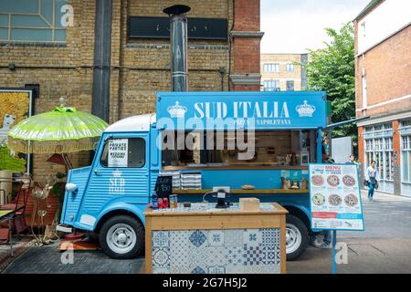 London - Juli 2021: Ein Pizzawagen auf dem Spitalfields-Markt in East London Stockfoto