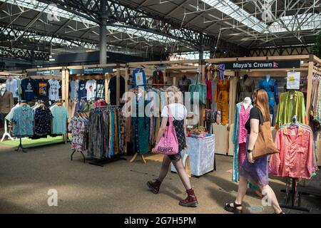 London - Juli 2021: Spitalfields Market in Shoreditch, Spitalfields, City of London. Ein beliebter Markt mit Lebensmitteln, Bars, Kunst und Kunsthandwerk Stockfoto