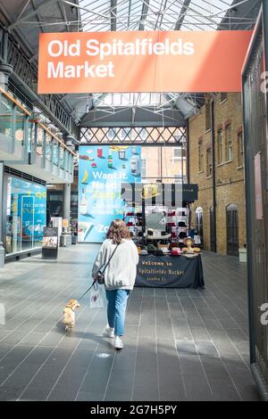 London - Juli 2021: Spitalfields Market in Shoreditch, Spitalfields, City of London. Ein beliebter Markt mit Lebensmitteln, Bars, Kunst und Kunsthandwerk Stockfoto