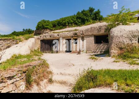 Berühmte Höhlenwohnungen in der Stadt Noszvaj in der Nähe der Stadt Eger in Ungarn. Dies ist ein öffentliches Museum. Stockfoto