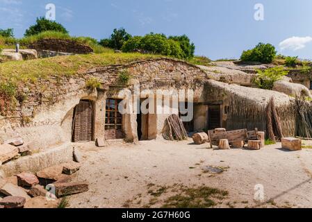 Berühmte Höhlenwohnungen in der Stadt Noszvaj in der Nähe der Stadt Eger in Ungarn. Dies ist ein öffentliches Museum. Stockfoto