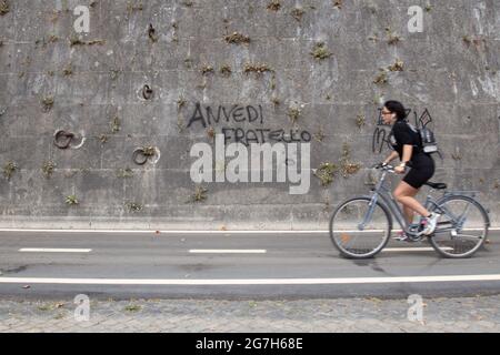 Rom, Italien. Juli 2021. Radfahrer am Kai des Tibers in Rom (Foto: Matteo Nardone/Pacific Press) Quelle: Pacific Press Media Production Corp./Alamy Live News Stockfoto