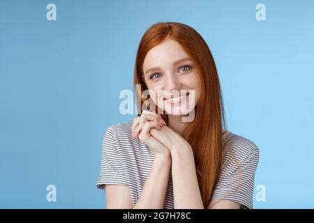 Zarte romantische aufrichtige junge rothaarige Teenager-Mädchen gefunden Liebe suchen Sympathie Freude drücken Palmen zusammen niedlich Pose lächelnd glücklich Blick Kamera Stockfoto