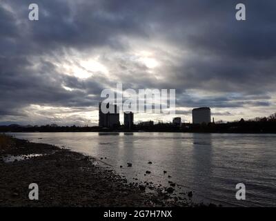 Deutschland Bonn Ende November 2019 Blick auf die Skyline von Bonn am späten Vormittag mit Sturmwolken vor dem Regenschauer Stockfoto