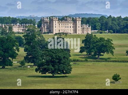 Blick auf Floor Castle von Roxburgh Castle mit dem Fluss Tweed im Vordergrund.Hume Castle im Hintergrund. Stockfoto