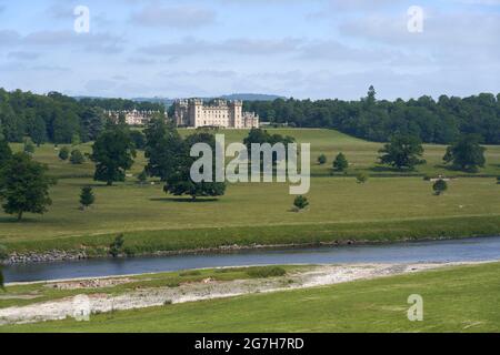 Blick auf Floor Castle von Roxburgh Castle mit dem Fluss Tweed im Vordergrund. Stockfoto