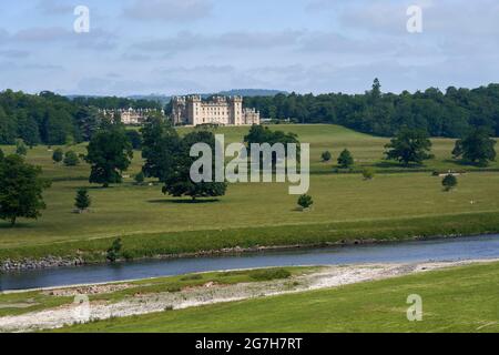 Blick auf Floor Castle von Roxburgh Castle mit dem Fluss Tweed im Vordergrund. Stockfoto