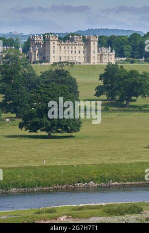 Blick auf Floor Castle von Roxburgh Castle mit dem Fluss Tweed im Vordergrund. Stockfoto