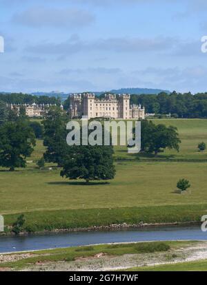 Blick auf Floor Castle von Roxburgh Castle mit dem Fluss Tweed im Vordergrund. Stockfoto