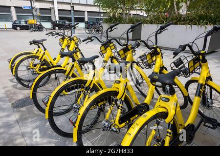 Elektrische Fahrräder, die hintereinander geparkt werden, london, england, großbritannien Stockfoto