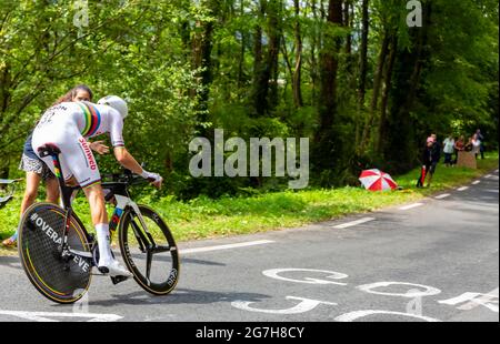 Espelette, Frankreich - Juli 28,2018: Der Niederländer Tom Dumoulin vom Team Sunweb fährt während der Einzelfahrt gegen die Uhr 20th Etappe der Tour de Stockfoto