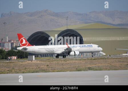 Die anatolische Adler-Übung fand auf der 3. Hauptflughafenbasis in Konya statt. THY Flugzeug machte auch Linienflüge von Konya. Stockfoto