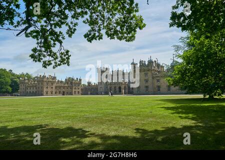 Die Annäherung an Floors Castle, ein herrschaftliches Haus in der Nähe von Kelso in den schottischen Grenzen. Stockfoto