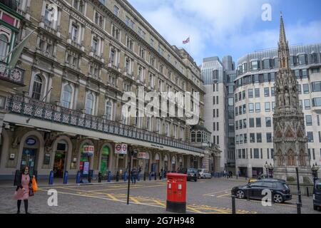 Vorderseite des Bahnhofs Charing Cross am Strand mit dem von E M Barry entworfenen Charing Cross Monument, dem Eleanor Cross, auf der rechten Seite Stockfoto