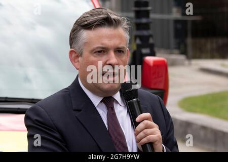 London, Großbritannien. 14. Juli 2021 Jonathan Ashworth, Labour Shadow Health Secretary, spricht bei NHS-Protesten in Westminster. Stockfoto