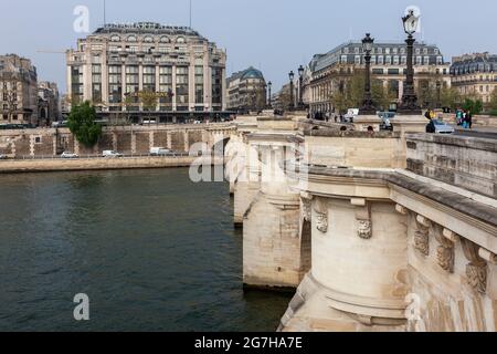 Blick auf das Gebäude La Samaritaine hinter der Pont Neuf. Paris, Frankreich Stockfoto