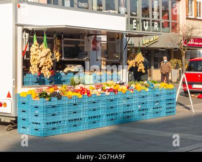 Neuwied, 26. März 2021: Ein Marktstand mit Gemüse und Obst auf einem Bauernmarkt Stockfoto