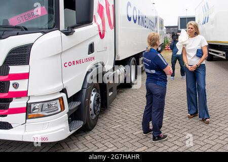 Nieuwegein, Niederlande. Juli 2021. Königin Maxima aus den Niederlanden bei der E & R Opleidingen in Nieuwegein, am 13. Juli 2021, für einen Arbeitsbesuch im Transport- und Logistiksektor, konzentriert sie sich auf mehr Frauen in der Branche, sie sprach mit Frauen in verschiedenen Phasen ihrer Karriere als Lkw-Fahrer Kredit: Albert Nieboer/Niederlande OUT/Point de Vue OUT/dpa/Alamy Live News Stockfoto