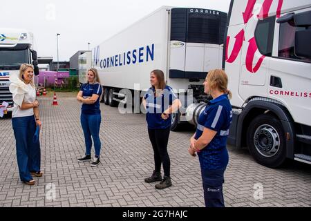 Nieuwegein, Niederlande. Juli 2021. Königin Maxima aus den Niederlanden bei der E & R Opleidingen in Nieuwegein, am 13. Juli 2021, für einen Arbeitsbesuch im Transport- und Logistiksektor, konzentriert sie sich auf mehr Frauen in der Branche, sie sprach mit Frauen in verschiedenen Phasen ihrer Karriere als Lkw-Fahrer Kredit: Albert Nieboer/Niederlande OUT/Point de Vue OUT/dpa/Alamy Live News Stockfoto