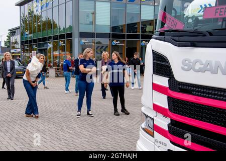 Nieuwegein, Niederlande. Juli 2021. Königin Maxima aus den Niederlanden bei der E & R Opleidingen in Nieuwegein, am 13. Juli 2021, für einen Arbeitsbesuch im Transport- und Logistiksektor, konzentriert sie sich auf mehr Frauen in der Branche, sie sprach mit Frauen in verschiedenen Phasen ihrer Karriere als Lkw-Fahrer Kredit: Albert Nieboer/Niederlande OUT/Point de Vue OUT/dpa/Alamy Live News Stockfoto