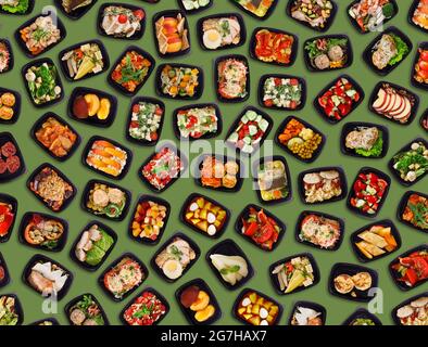 Verschiedene leckere gesunde Mahlzeiten in Take-Away-Behältern Flat Lay Over Green Background, Creative Collage mit vorbereiteten leckeren fettarmen Lebensmitteln in Boxen F Stockfoto