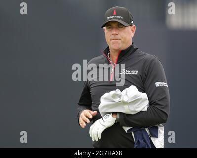 14. Juli 2021; The Royal St. George's Golf Club, Sandwich, Kent, England; die 149. Open Golf Championship, Trainingstag; 2009 Open Champion Stewart Cink (USA) läuft vom Abschlag auf dem ersten Loch Credit: Action Plus Sports Images/Alamy Live News Stockfoto