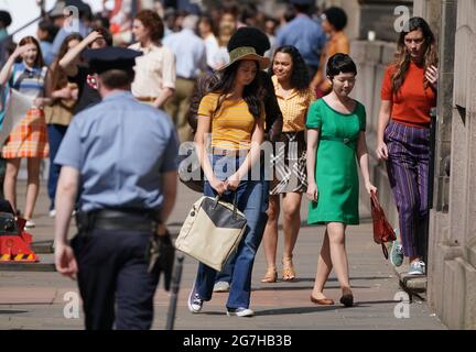 Besetzung von Mitgliedern in der Cochrane Street im Stadtzentrum von Glasgow während der Dreharbeiten für den vermutlich neuen Film von Indiana Jones 5 mit Harrison Ford. Bilddatum: Mittwoch, 14. Juli 2021. Stockfoto