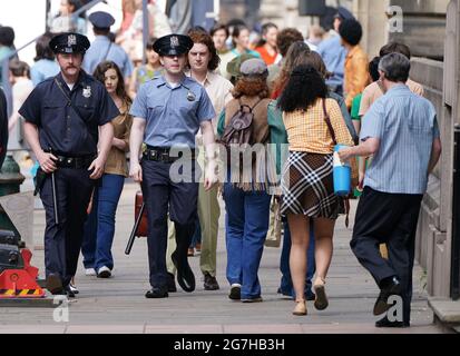 Besetzung von Mitgliedern in der Cochrane Street im Stadtzentrum von Glasgow während der Dreharbeiten für den vermutlich neuen Film von Indiana Jones 5 mit Harrison Ford. Bilddatum: Mittwoch, 14. Juli 2021. Stockfoto