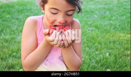 Baby isst Himbeeren .selektiver Fokus.Nahrung Stockfoto