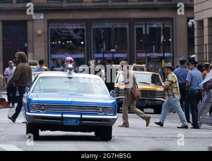 Besetzung von Mitgliedern in der Cochrane Street im Stadtzentrum von Glasgow während der Dreharbeiten für den vermutlich neuen Film von Indiana Jones 5 mit Harrison Ford. Bilddatum: Mittwoch, 14. Juli 2021. Stockfoto