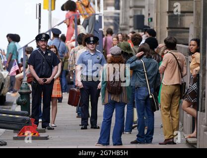 Besetzung von Mitgliedern in der Cochrane Street im Stadtzentrum von Glasgow während der Dreharbeiten für den vermutlich neuen Film von Indiana Jones 5 mit Harrison Ford. Bilddatum: Mittwoch, 14. Juli 2021. Stockfoto