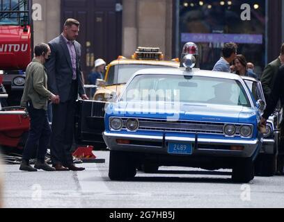 Besetzung von Mitgliedern in der Cochrane Street im Stadtzentrum von Glasgow während der Dreharbeiten für den vermutlich neuen Film von Indiana Jones 5 mit Harrison Ford. Bilddatum: Mittwoch, 14. Juli 2021. Stockfoto