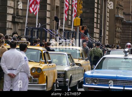 Besetzung von Mitgliedern in der Cochrane Street im Stadtzentrum von Glasgow während der Dreharbeiten für den vermutlich neuen Film von Indiana Jones 5 mit Harrison Ford. Bilddatum: Mittwoch, 14. Juli 2021. Stockfoto